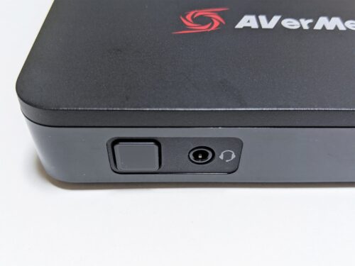 AVerMedia ER330本体の電源ボタンとヘッドセット端子