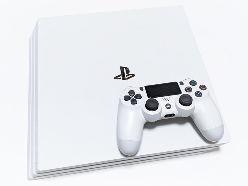PlayStation 4 Pro本体とコントローラー